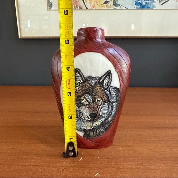 VINTAGE HAND PAINTED WOLF CARVING RESIN RED BOTTLE Vase COLLECTIBLE - Picture 4 of 7